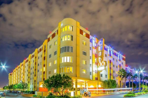 2BD resort condo with amenities and next to shopping right off the Las Vegas Strip